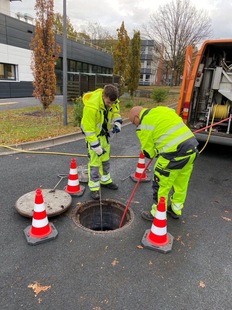 2-Mitarbeiter-am-Kanal