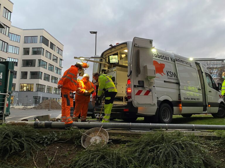 Fraesroboteranlage-mit-Mitarbeitern