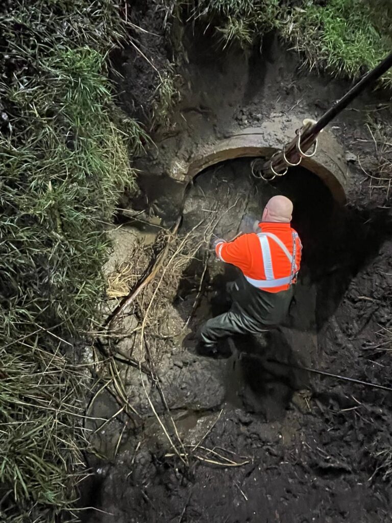 Reinigung-Bachauslauf-Mitarbeiter