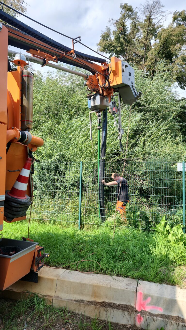 Spueler-Ausleger-ueber-Zaun-1