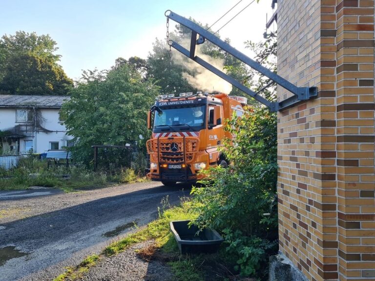 Spueler-hinter-Gebaeude