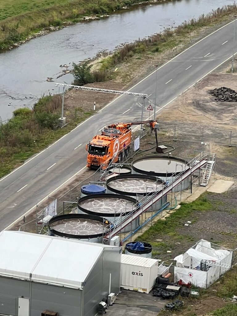 Spueler-von-oben-Behelfsklaeranlage-Ahrtal-2