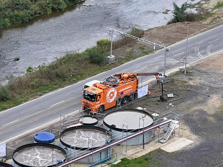 Spueler-von-oben-Behelfsklaeranlage-Ahrtal