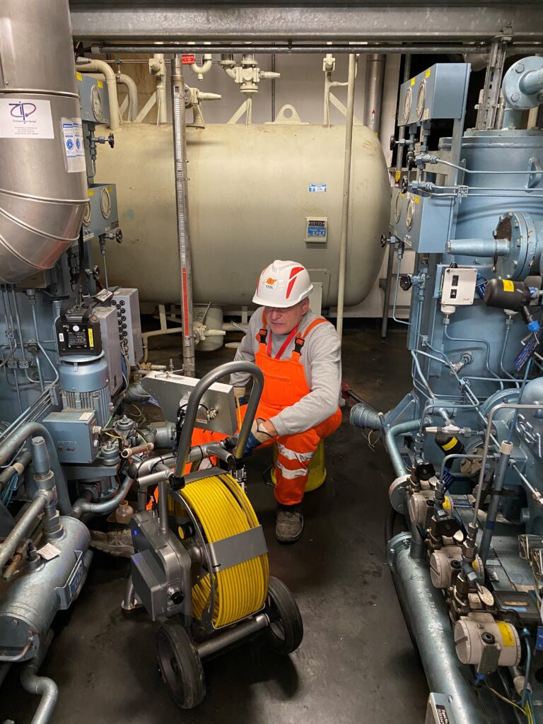 TV-Klein-mit-Mitarbeiter-1