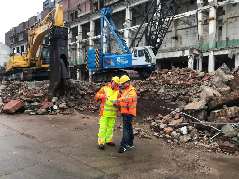 Zwei-Mitarbeiter-Baustelle-reduziert